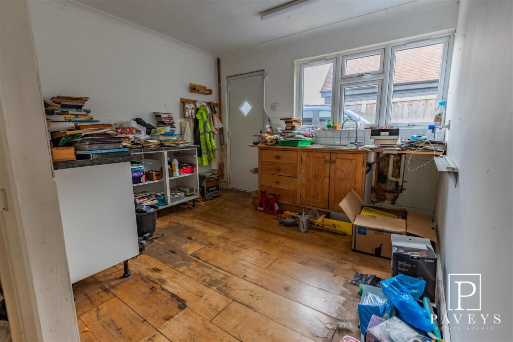 SECOND KITCHEN