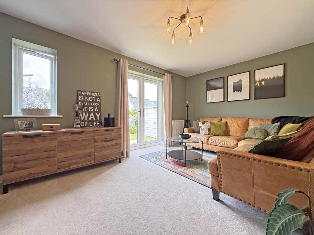 Ivy Drive 27 - Lounge Front.jpg