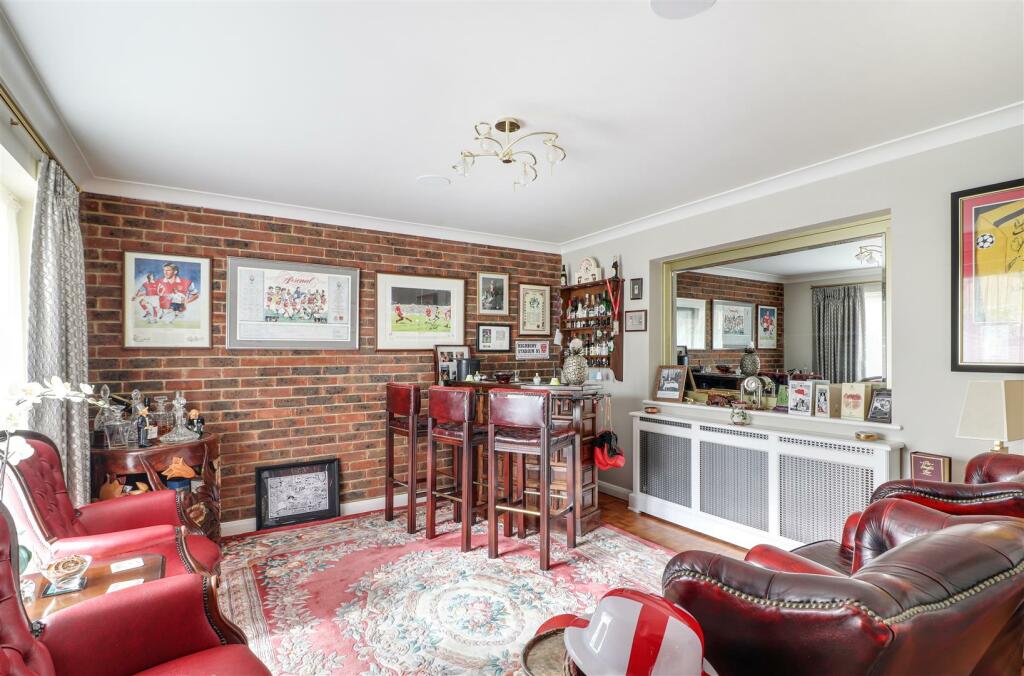Family Room E.jpg