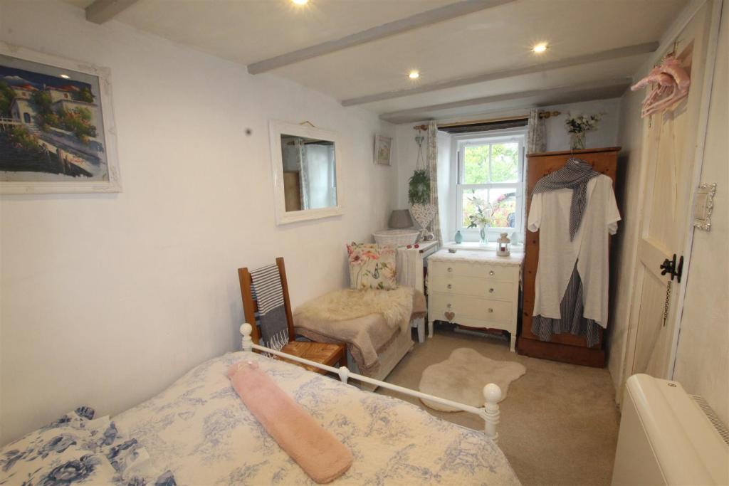 bedroom 2nd angle.JPG
