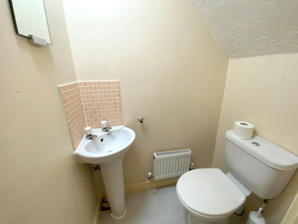 downstairs wc.jpg