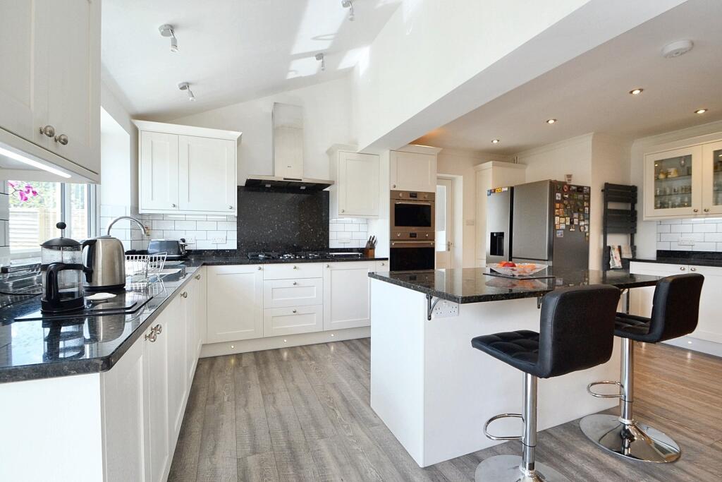 Kitchen / Dining Roo