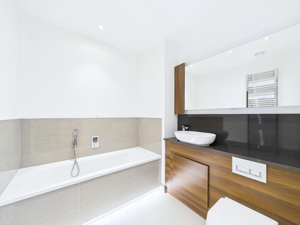 CAM01909G0-PR0315-STILL005