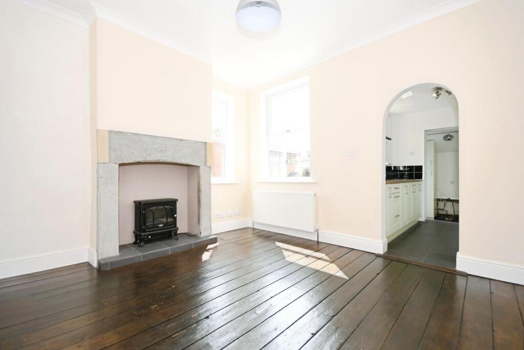 DINING ROOM 02.jpg