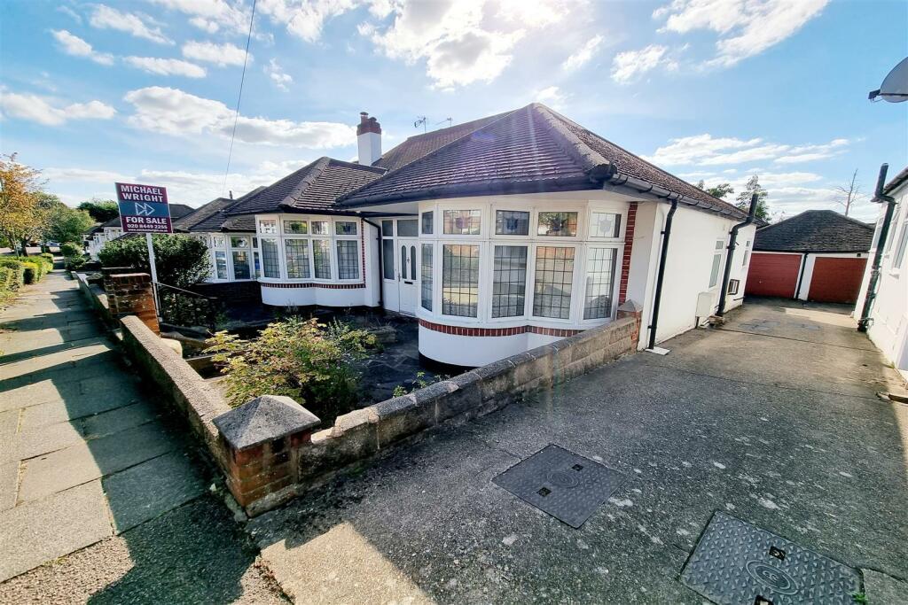 GARAGE WITH SHARED FRONTAL DRIVE IN: