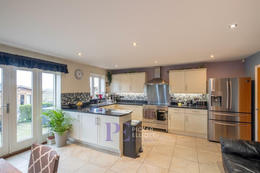 Living Kitchen/Dining Room