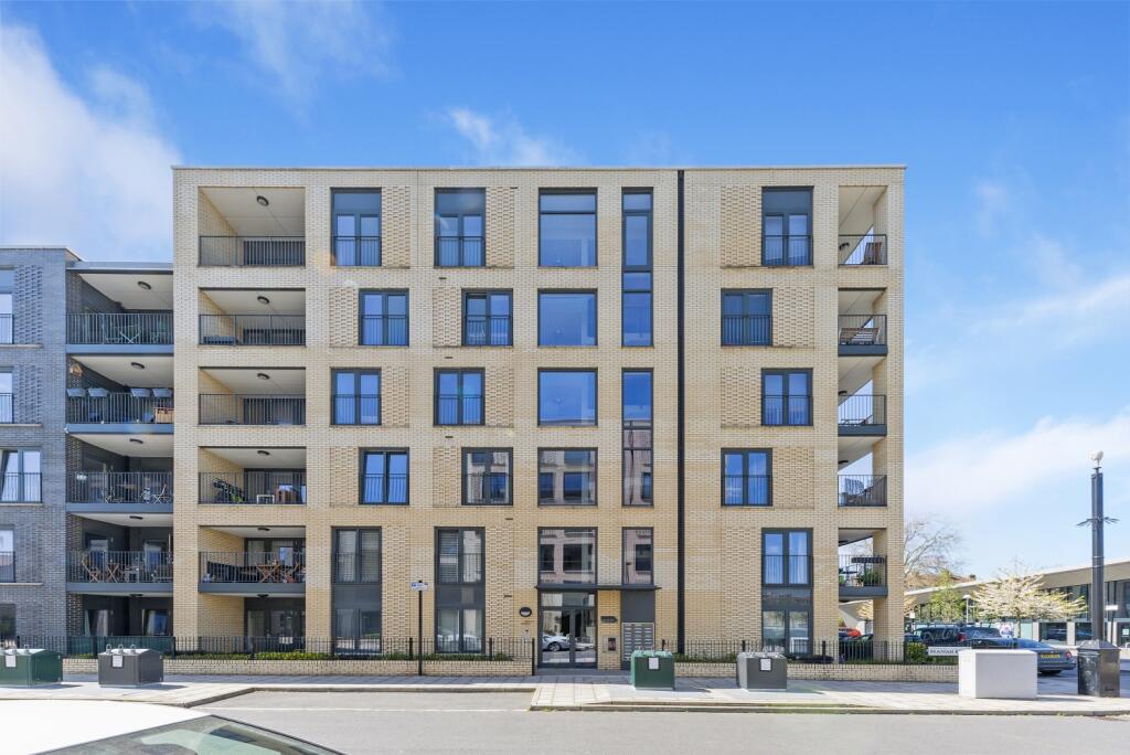 Mostyn Building, Ova