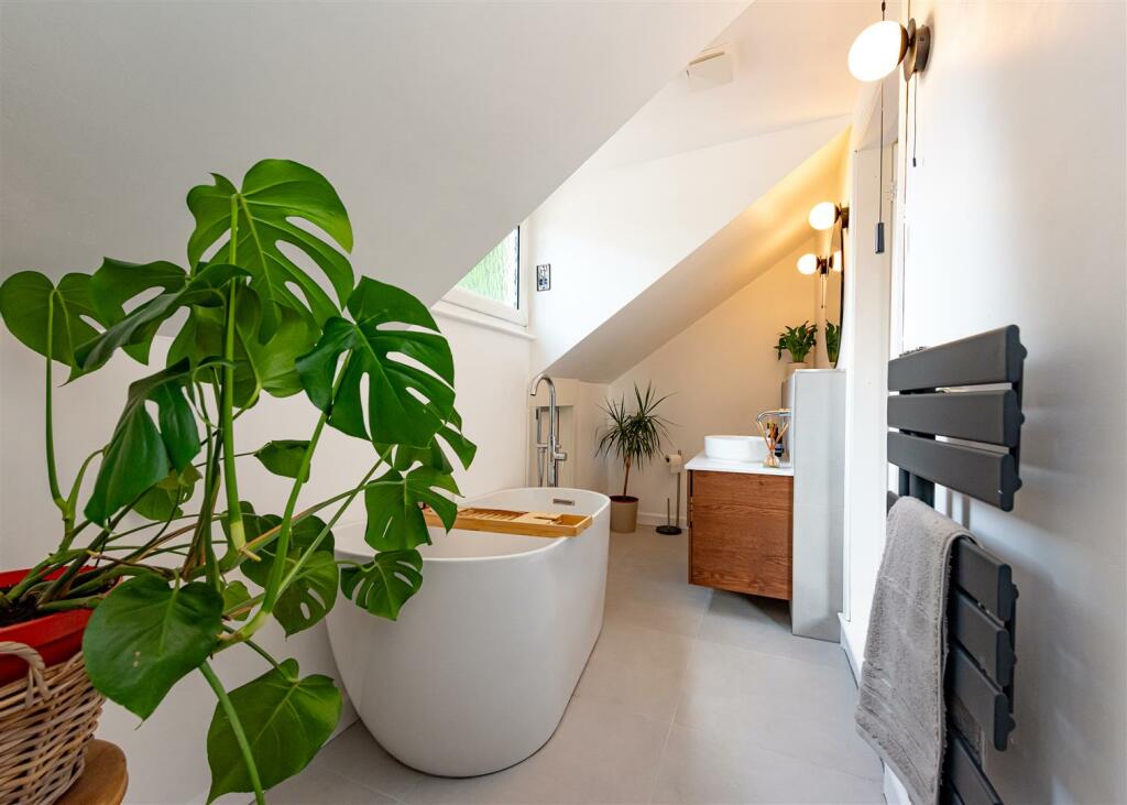 The Squirrels, 27 Stourbridge Road-bed1 ensuite.jp