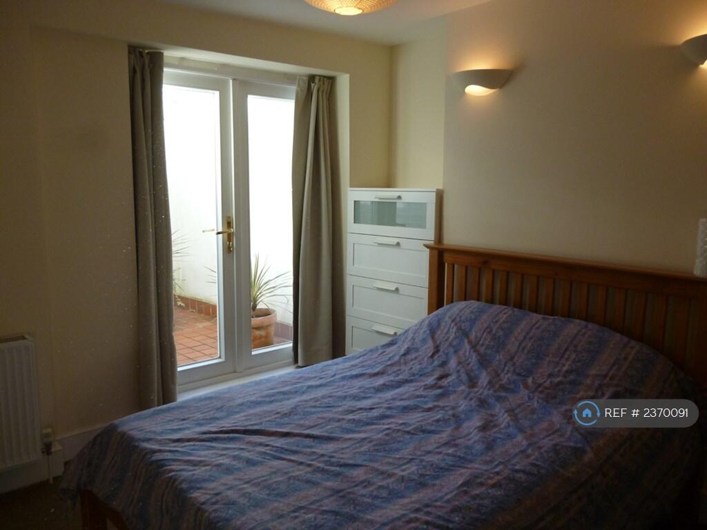 Bedroom Adjacent To Courtyard