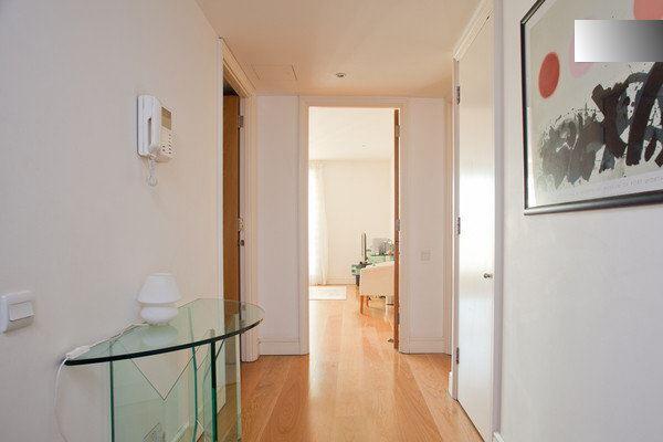 ab_85E_hall_r.jpg