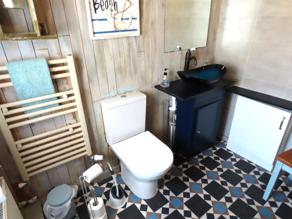 SHOWER ROOM/W.C.