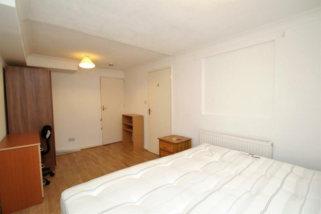 Bedroom 1 (2).JPG