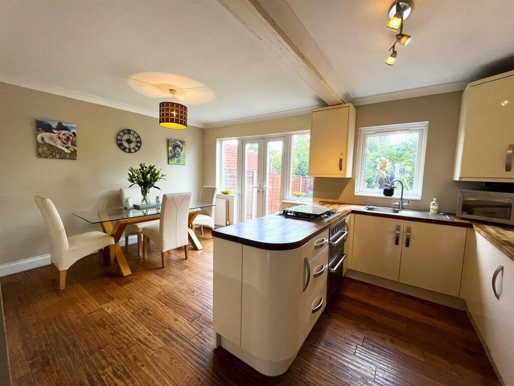 Kitchen/ Dining Room