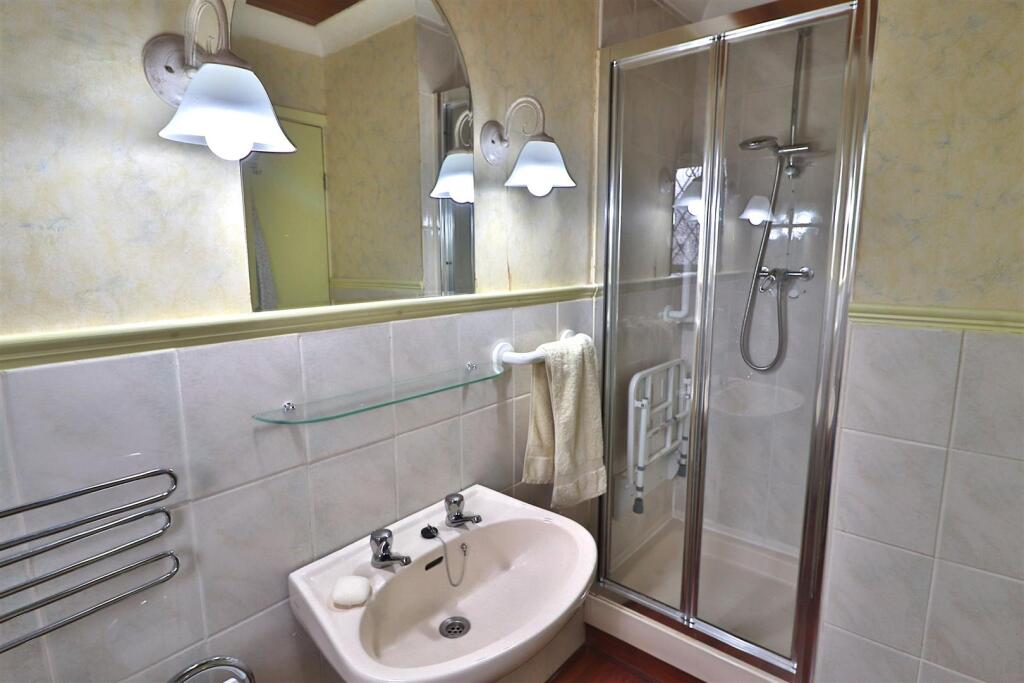 ENSUITE SHOWER ROOM