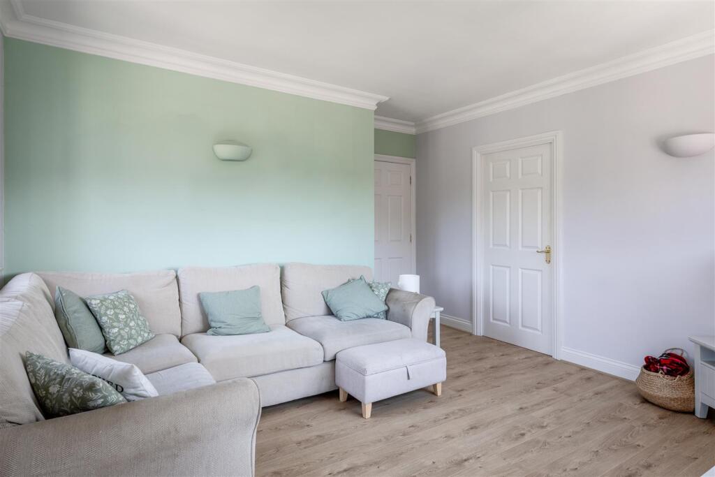 6 Whitebeam Court-3.jpg