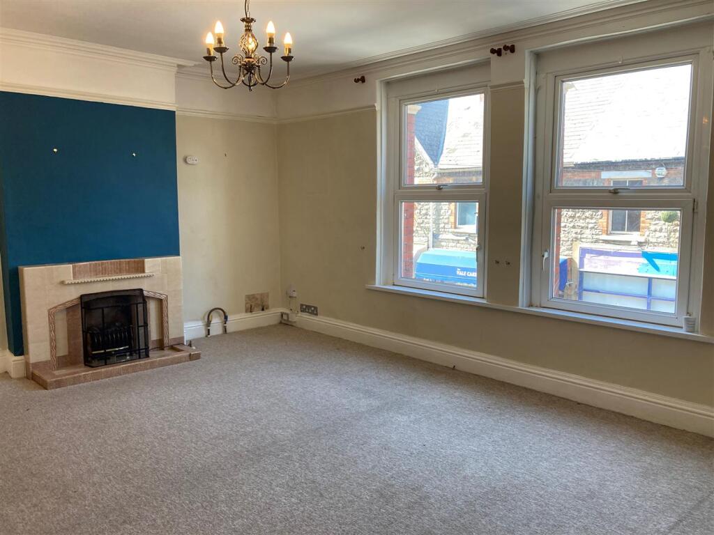 76 High Street - living room 3.jpg