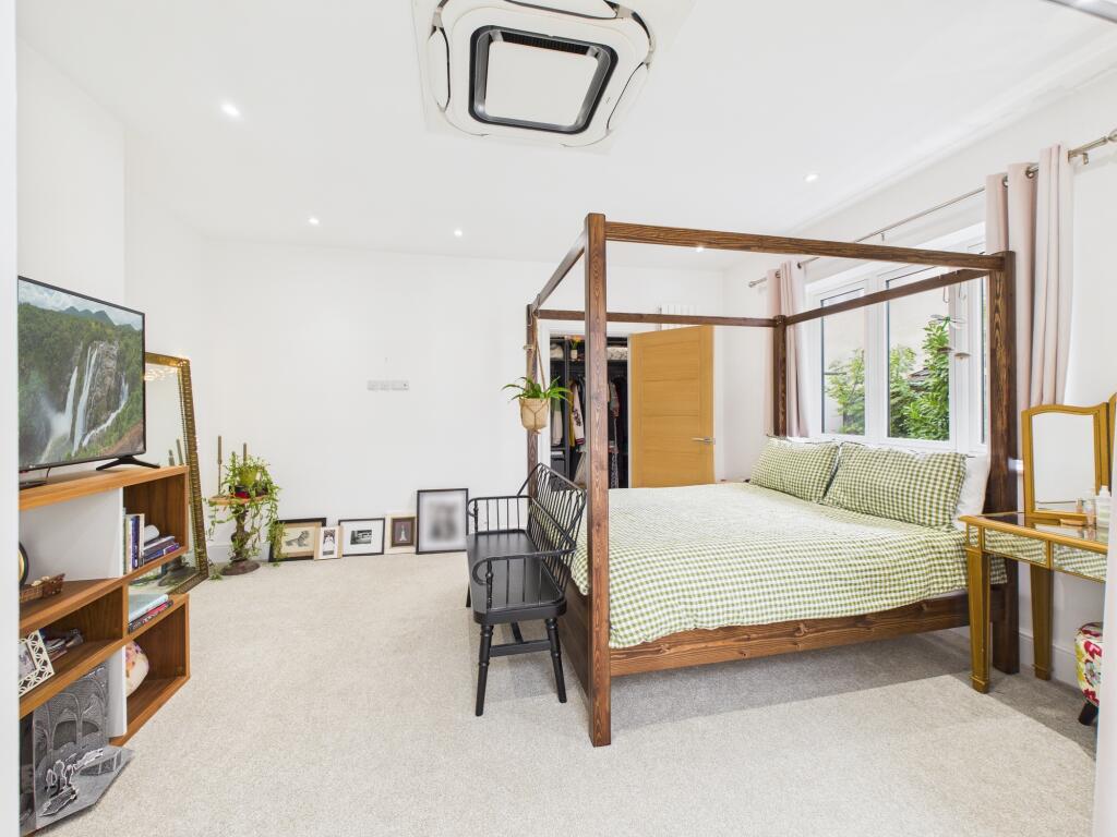 CAM04825G0-PR0182-STILL009