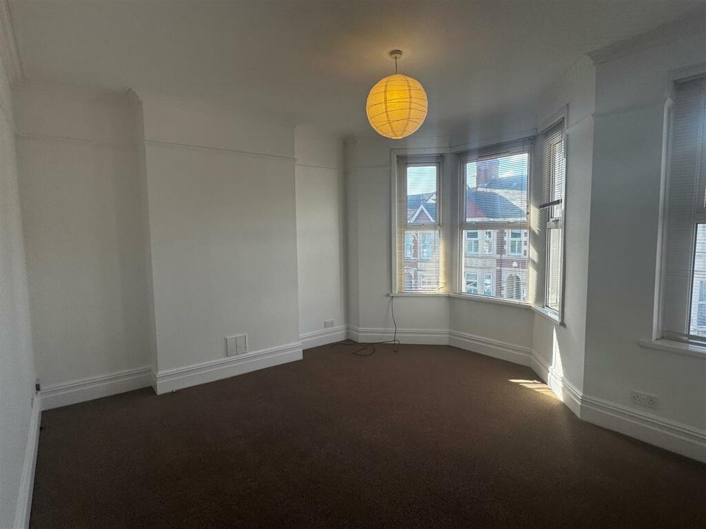 FRONT ROOM.jpg