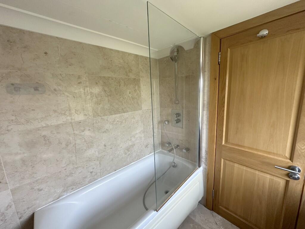 EN SUITE BATHROOM 