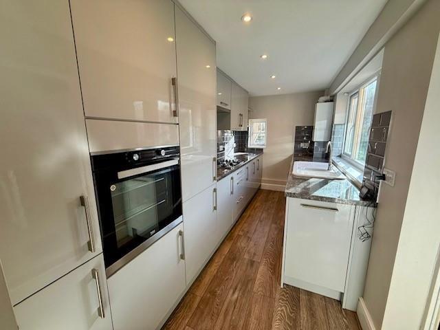 104 London Road kitchen 2.jpg