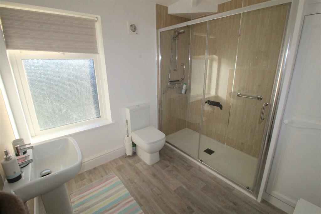 Cross Street, 36 - shower room.JPG