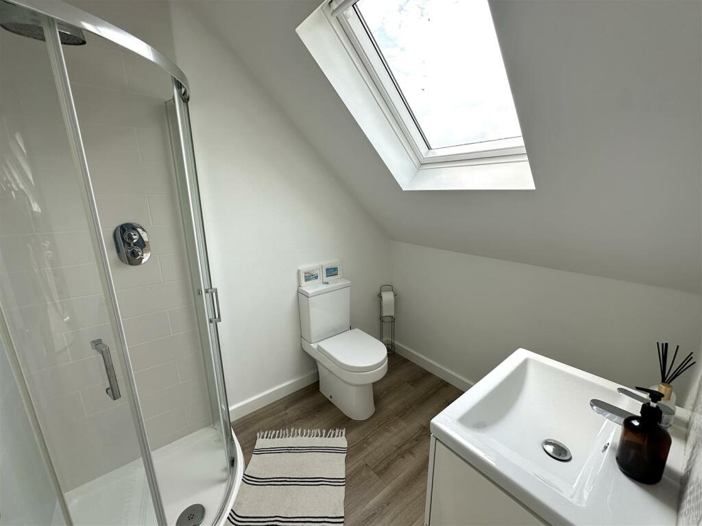 EN-SUITE SHOWER ROOM