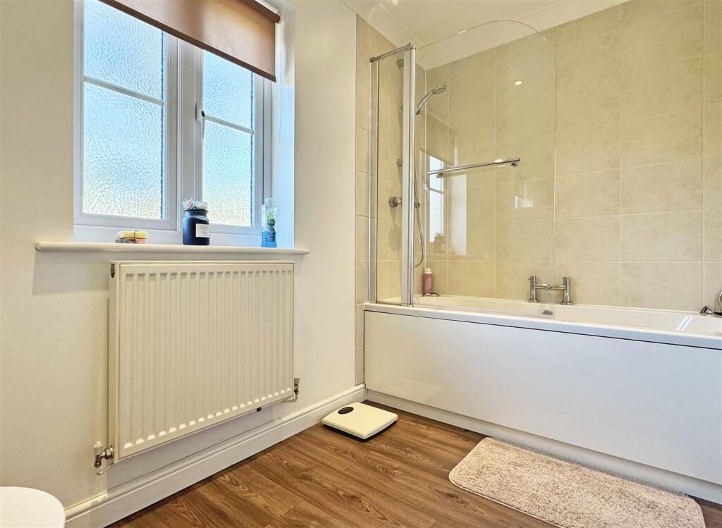 Family Bathroom b.jpg