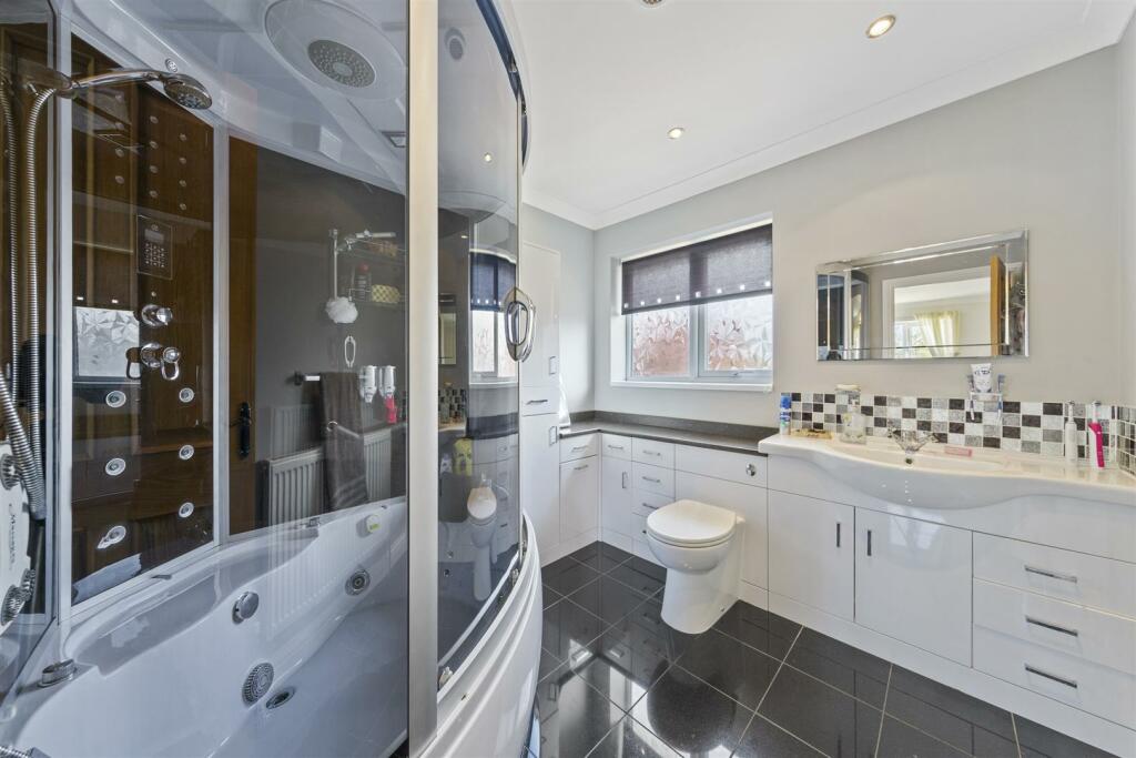 En-Suite Bathroom