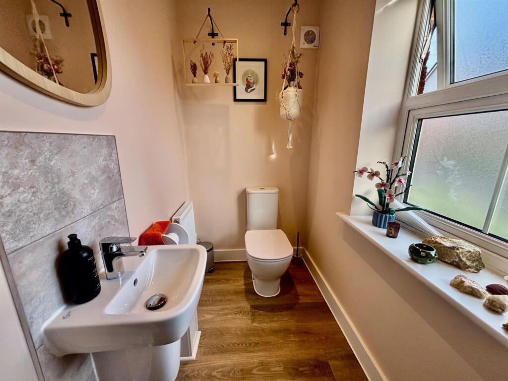 Guest's Cloakroom / Wc