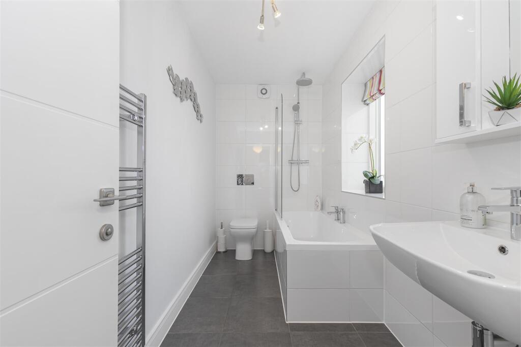 Bathroom 1.jpg
