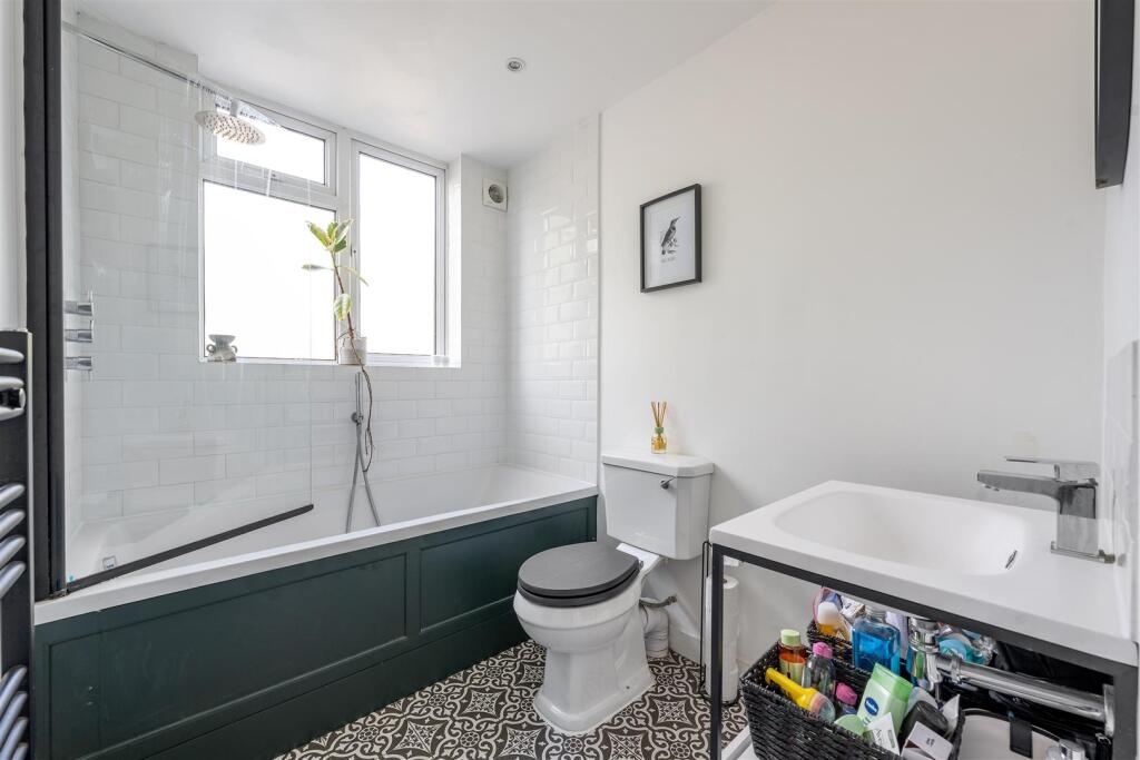 Onslow Gardens, E18