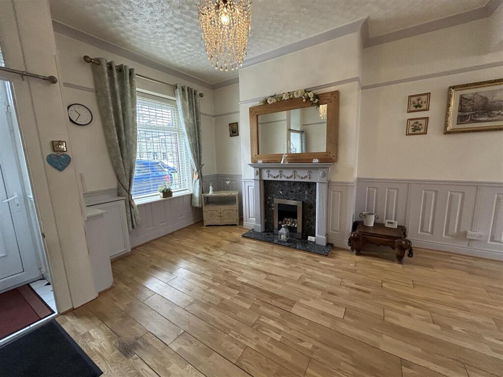 OPEN PLAN LOUNGE &amp; DINING AREA