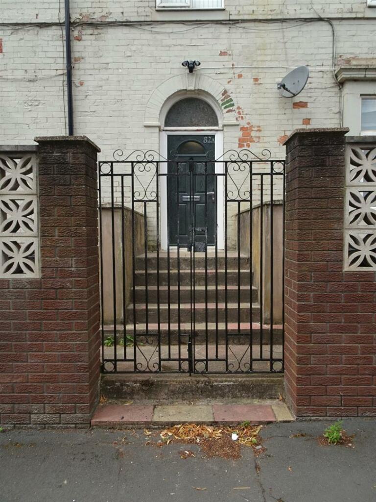 82a Gate to flat.JPG