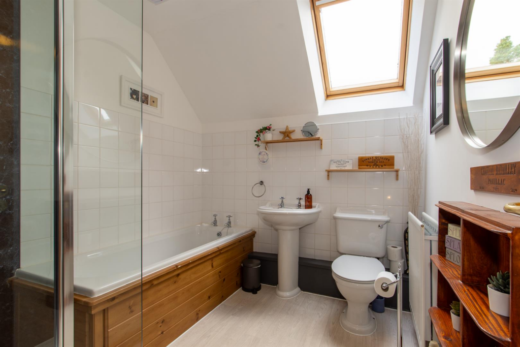 UPSTAIRS BATHROOM