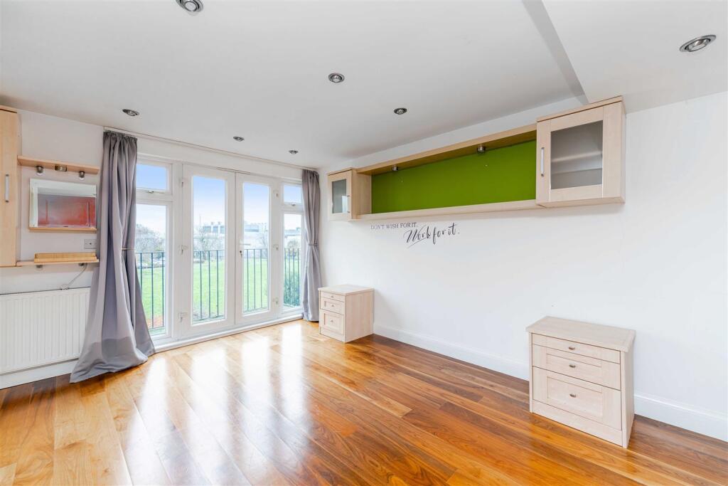 41 Oaklands Avenue, Isleworth TW7-25.jpg