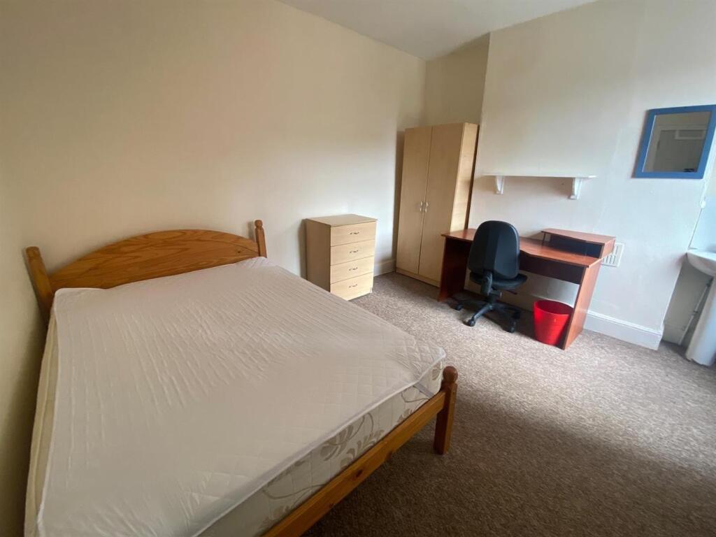Bedroom 5.jpg