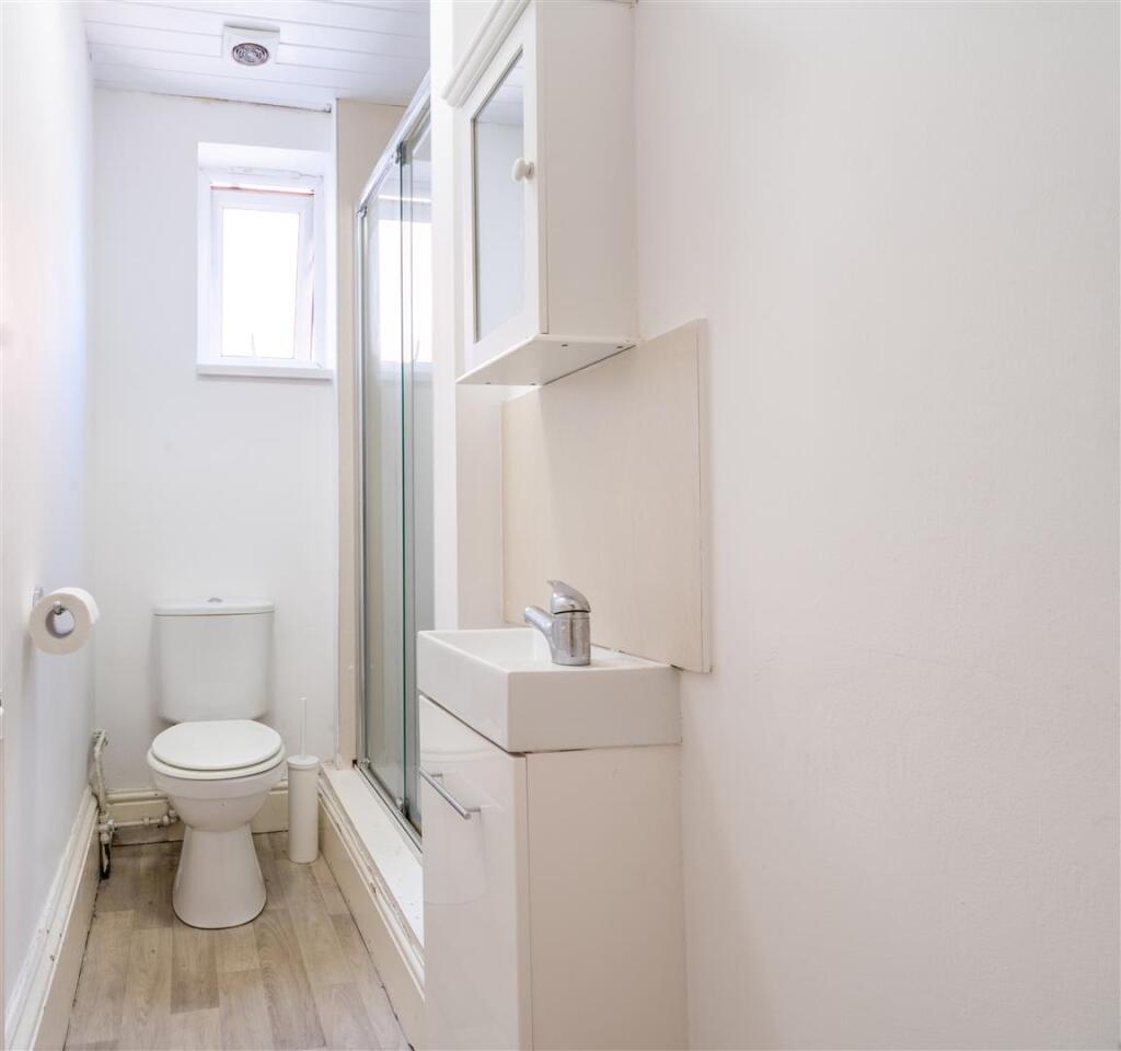 Bathroom 1_.jpg