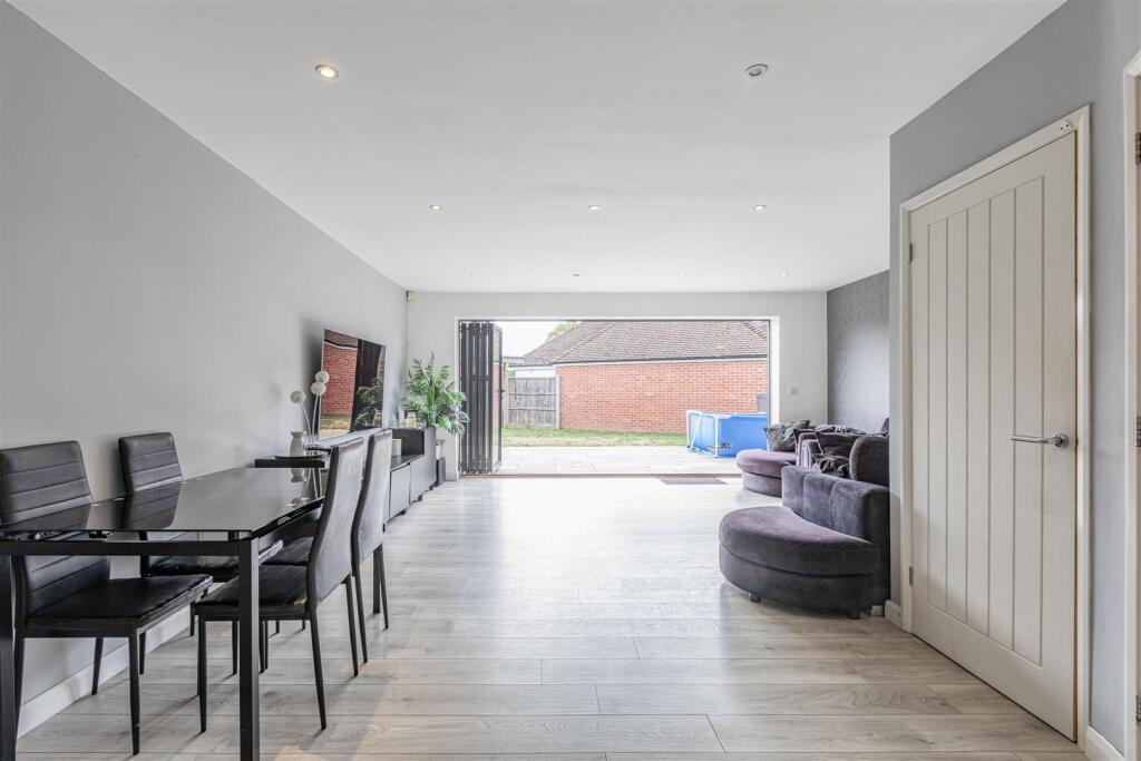 1 Park Close Byfleet KT14 7FH - 12.jpg