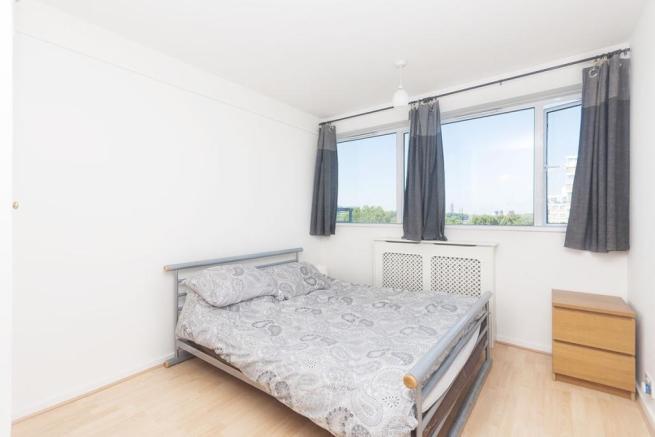 SPACIOUS DOUBLE BEDROOM 2