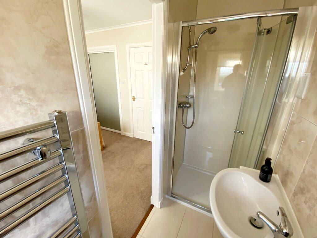 EN-SUITE SHOWER ROOM