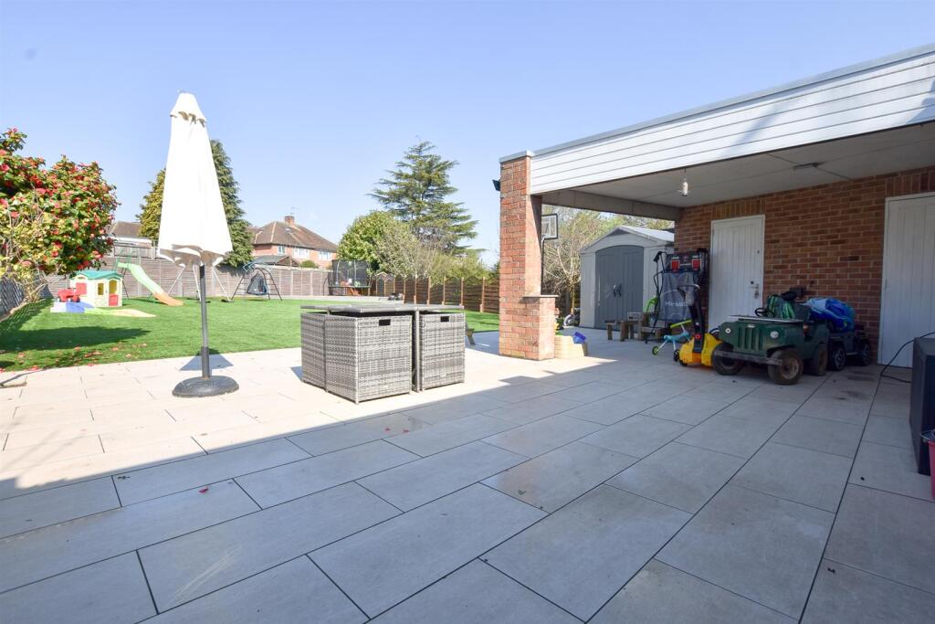 REAR ENCLOSED LARGE GARDEN