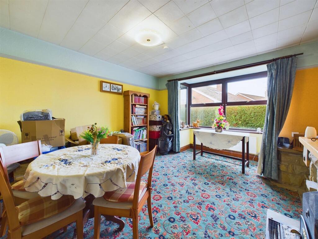 Dining room: