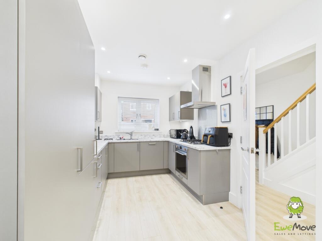 EweMove Estate Agents Basingstoke - Fishbourne Gar