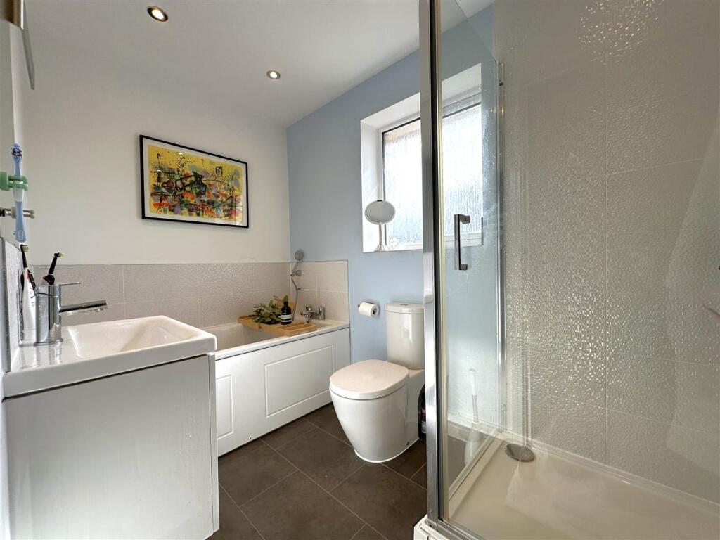 Four-Piece Family Bathroom 906