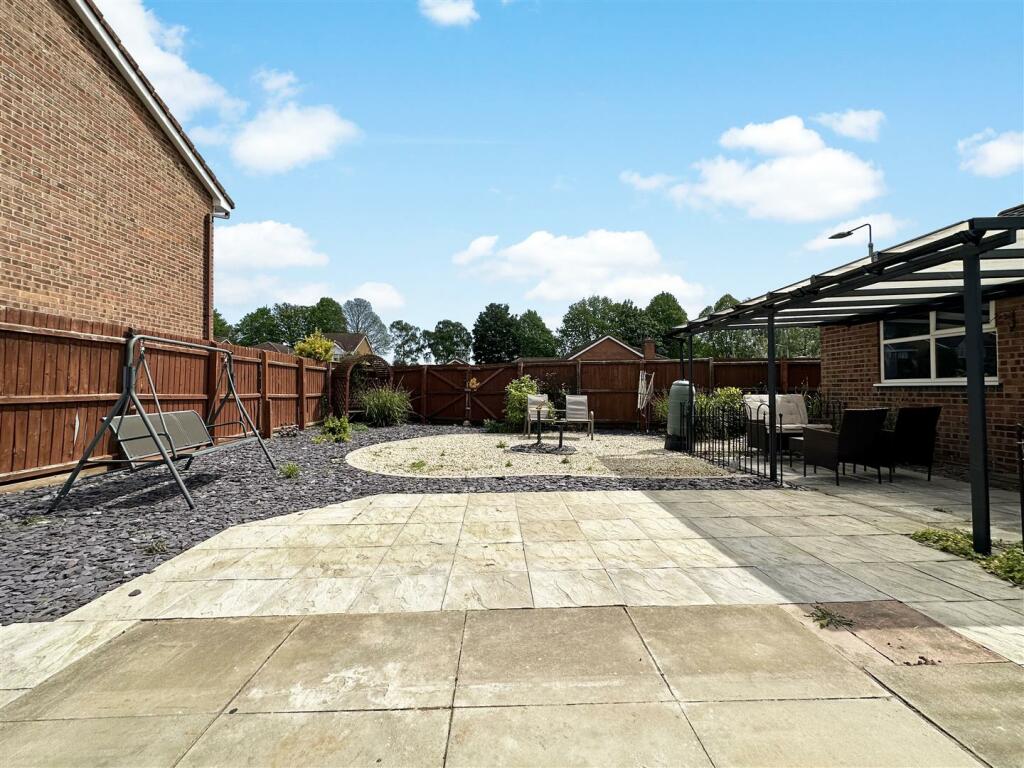 Generous Low-Maintenance Garden 553