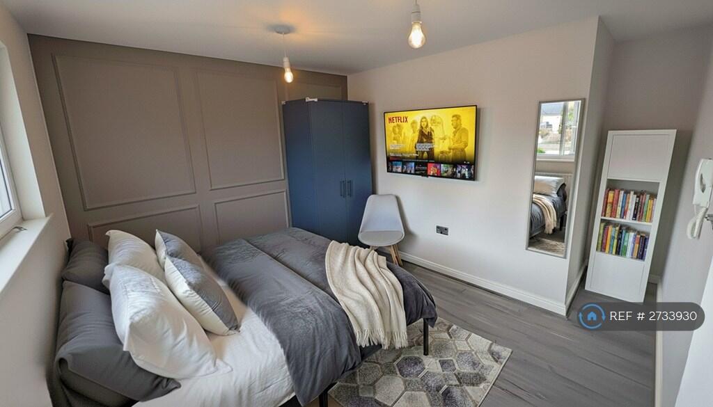 £895pcm - Available. Ask For Video For True Size