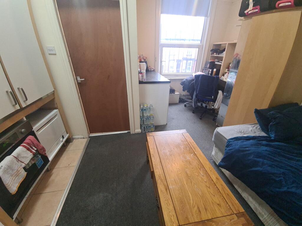 A compact and tidy single bedroom featuring a c...