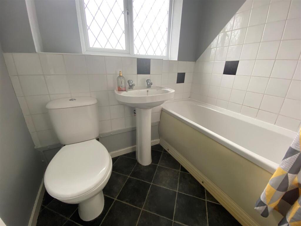 Bathroom 3.jpg