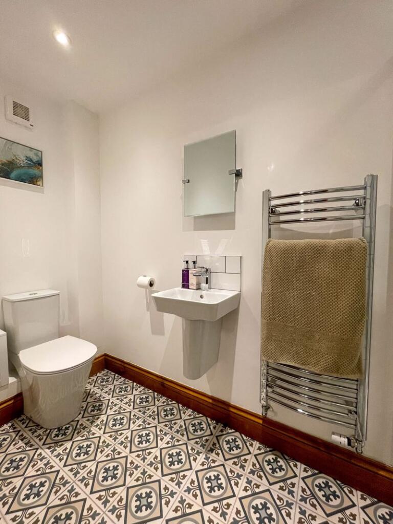 En-suite (Study/Bedroom 4)