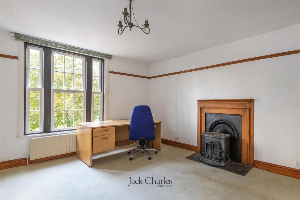 The Artichoke, Park Rd, TN11 9SR 018.jpg